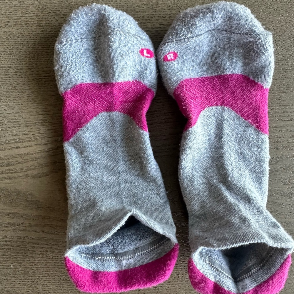 Feetures Gray and Pink Athletic Socks
